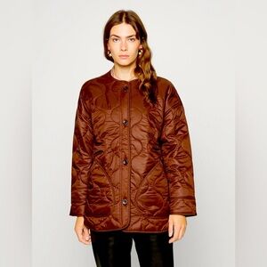 🖤Abercrombie and Fitch, Quilted Jacket, Size Med, fits loose, perfect to layer!